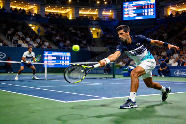 ATP大师赛直播画面，德约科维奇与纳达尔在球场上激烈对抗