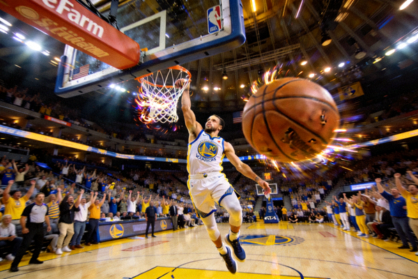 NBA比赛精彩集锦画面，勇士队球员完成精彩扣篮