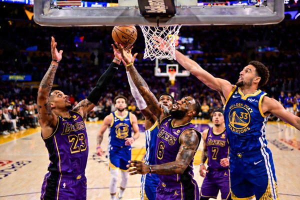 NBA常规赛直播画面，洛杉矶湖人队与金州勇士队球员在篮下争抢